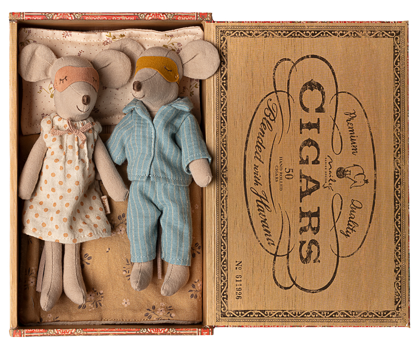 maileg mum and dad mice in cigarbox