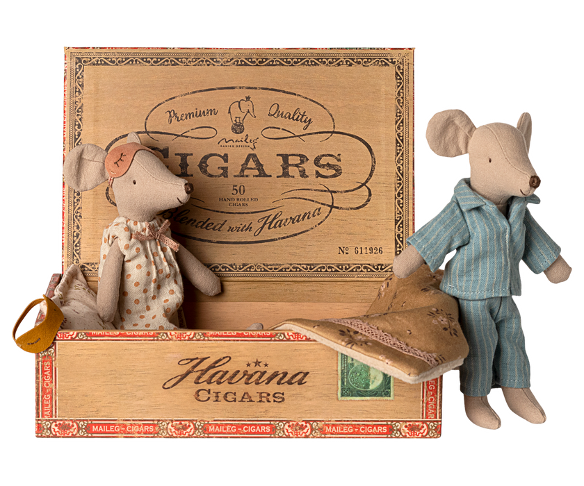 maileg mum and dad mice in cigarbox